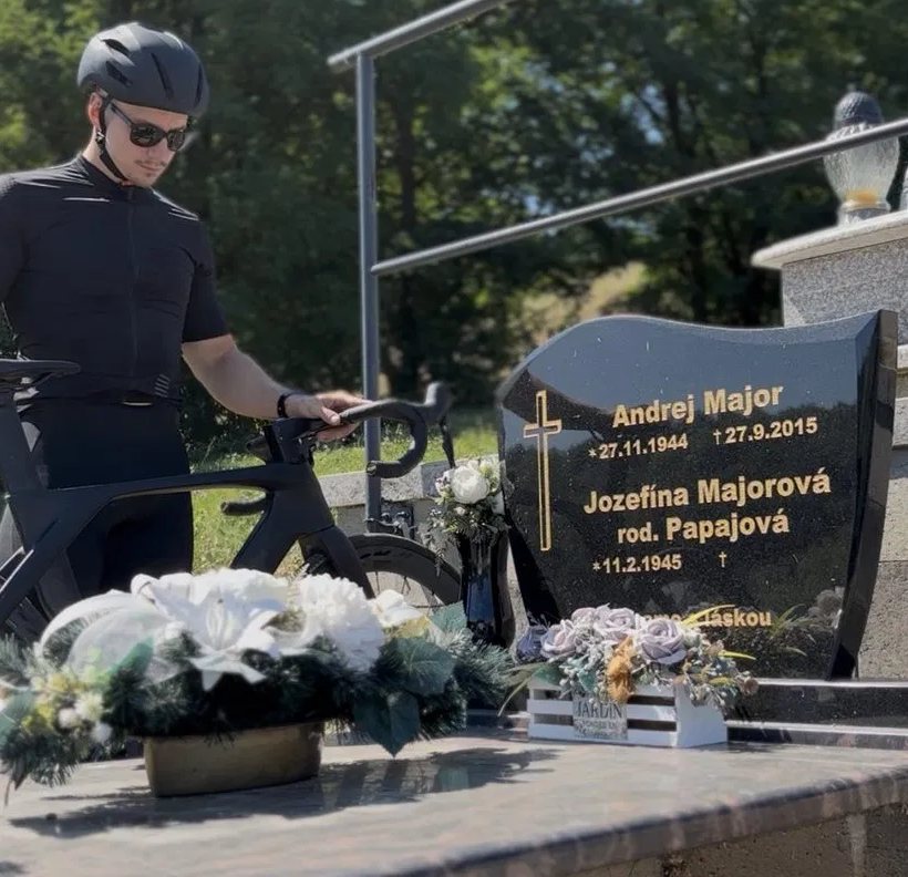 Adrian s bicyklom pri hrobe Andreja Majora